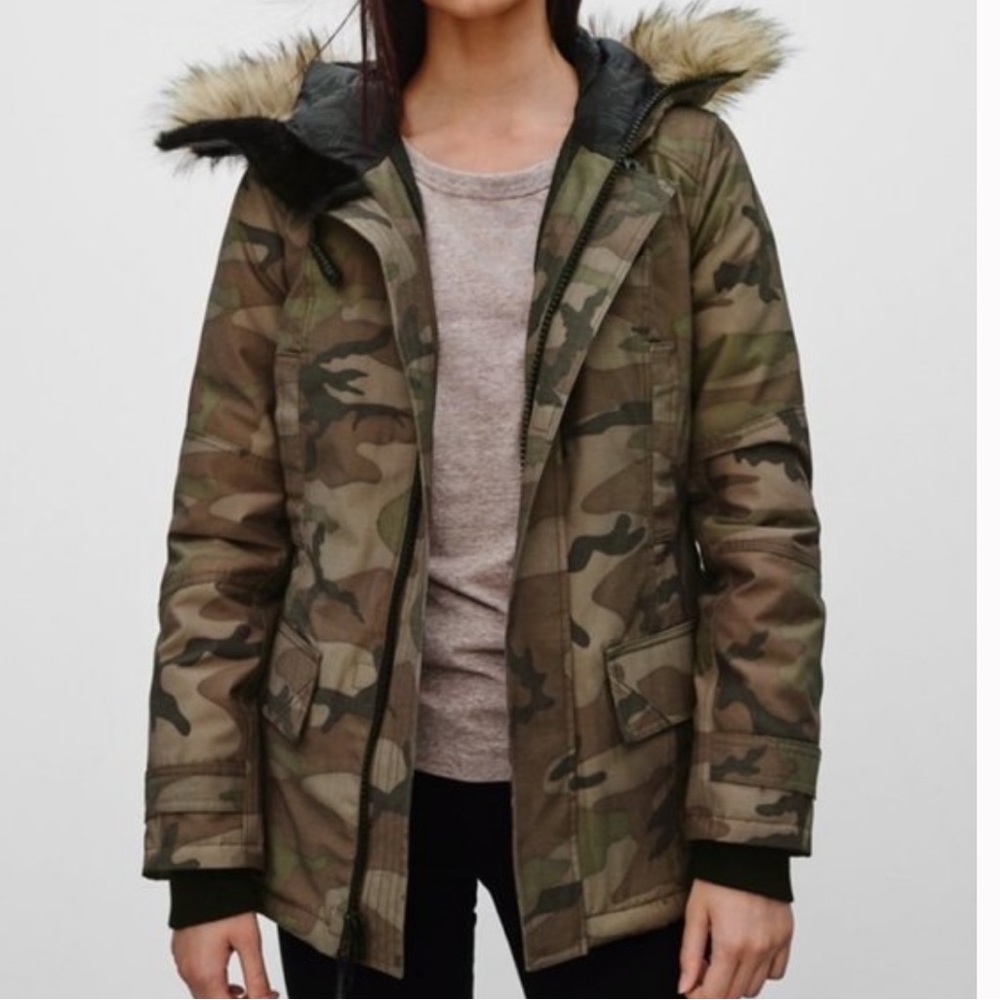 Aritzia TNA Bancroft Camouflage Parka